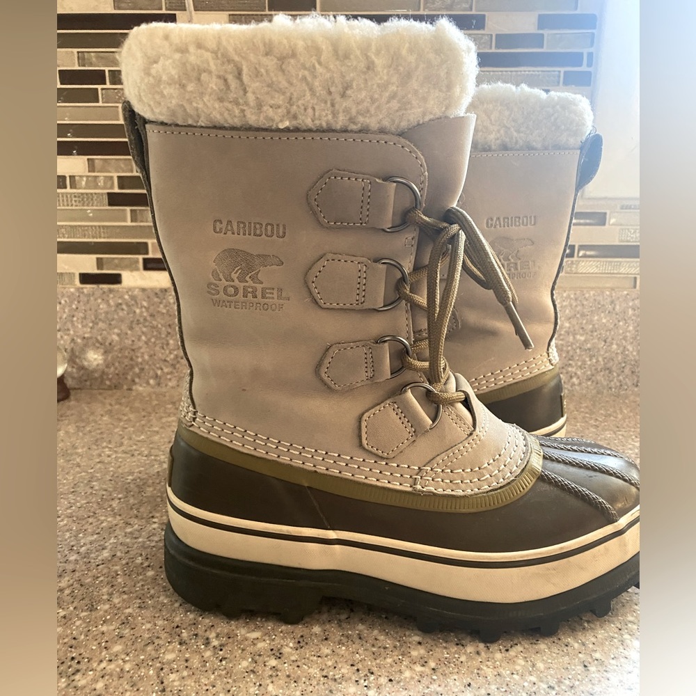 Sorel Women’s Caribou boot size 6 - Picture 3 of 9